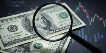 Billet de dollar américain sous loupe, symbolisant les décisions de la Réserve fédérale et leur impact sur les prêts.