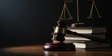 Marteau de juge sur des livres de droit, symbolisant les nouvelles réglementations et leur impact sur la conformité des entreprises.