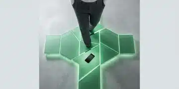 Vue plongeante d'une personne interagissant avec des panneaux géométriques verts interconnectés sur une surface en béton poli, symbolisant une stratégie omnicanal unifiée.